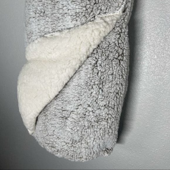 Etymology Luxury Berber Reversible Throw Blanket Gray & Cream Size 50" X 70" - Picture 6 of 6